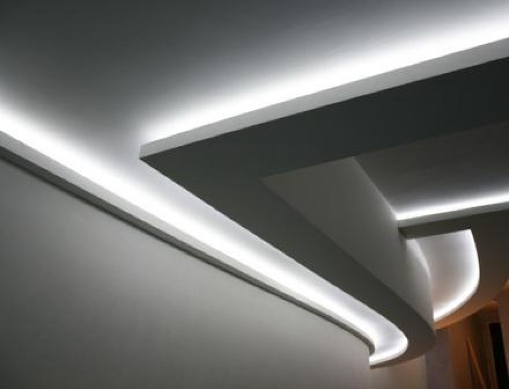 Монтаж подсветки потолка